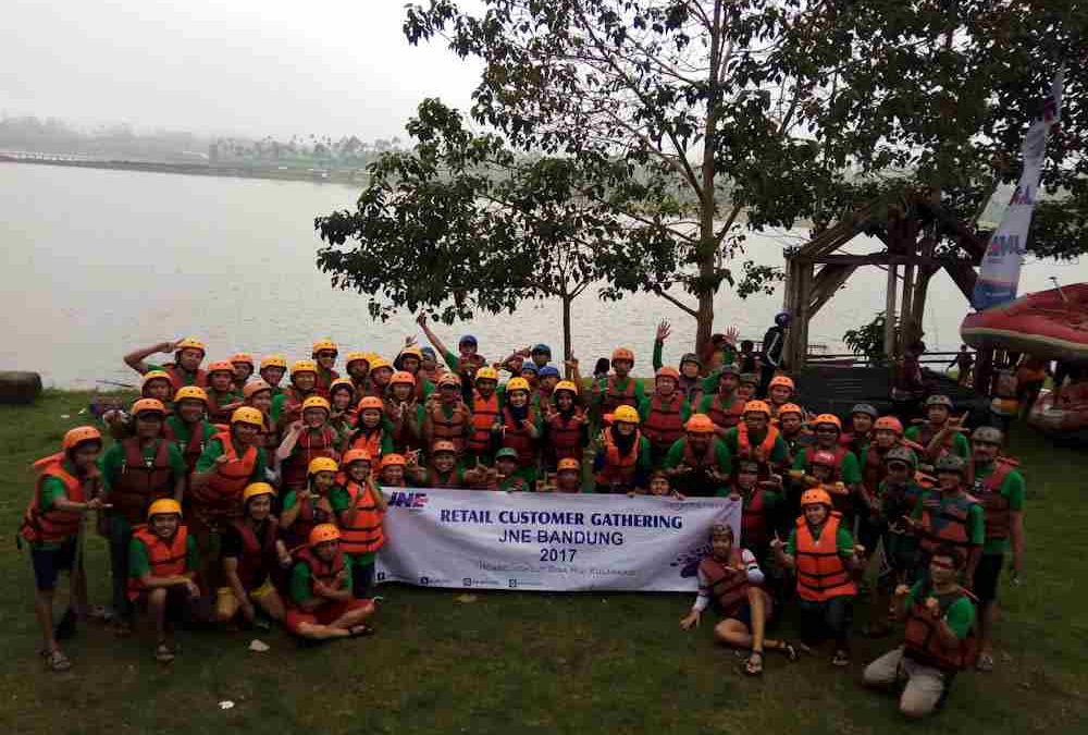 Pengalaman Heboh Kru JNE Ikuti Water Rafting Bandung