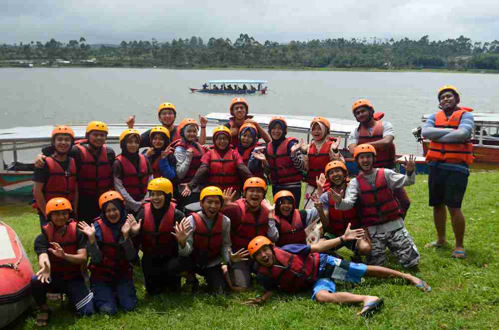 Unikom Coba Serunya Rafting Sungai Palayangan Bandung